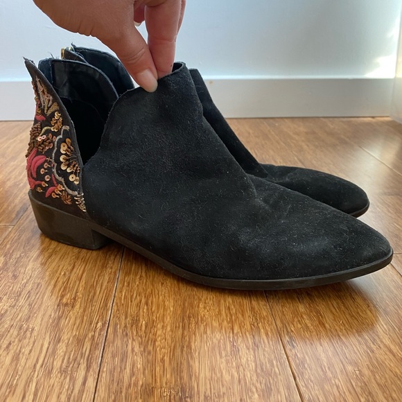 Kenneth Cole Black Suede Booties with Detailed Heel (9 US) - Picture 3 of 6